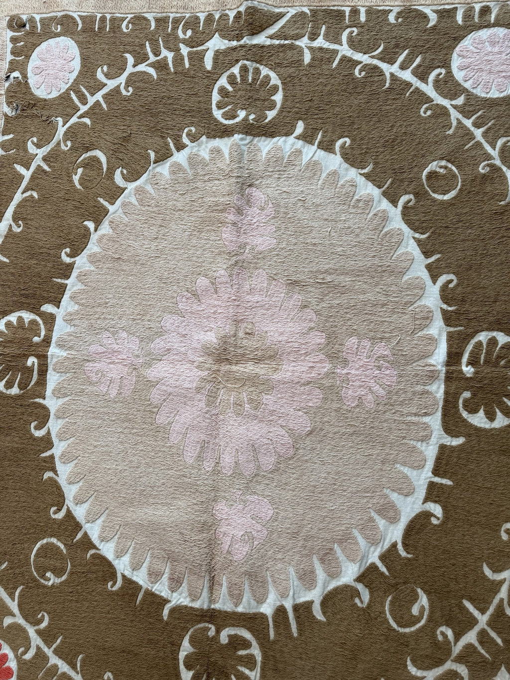 El İşlemesi Suzani Duvar Örtüsü 137 x 156 cm