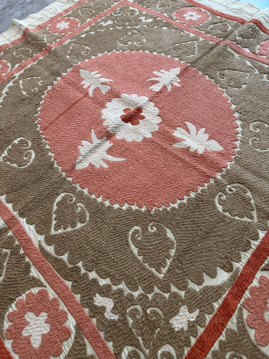 El İşlemesi Suzani Duvar Örtüsü 133 x 134 cm