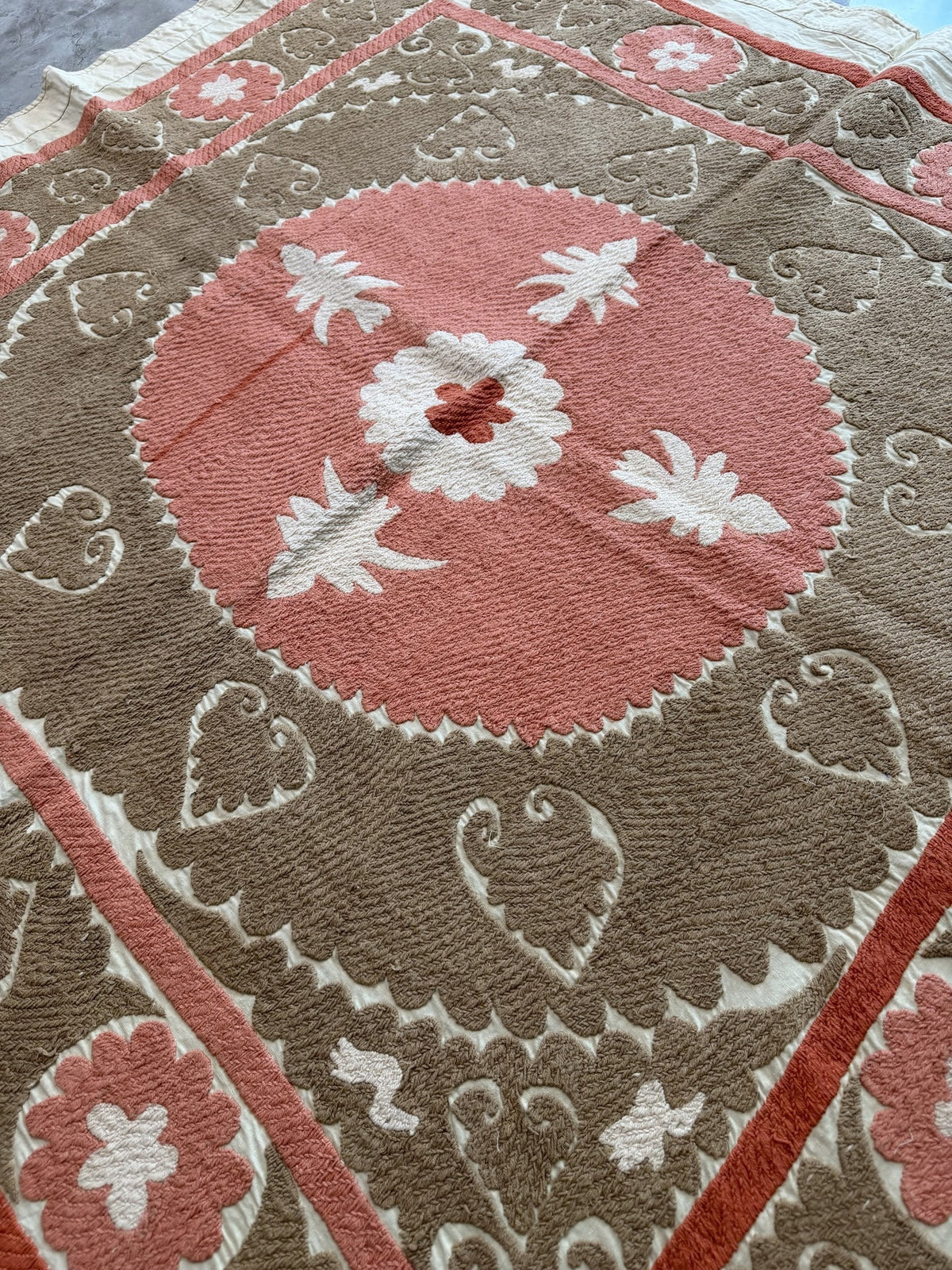 El İşlemesi Suzani Duvar Örtüsü 133 x 134 cm
