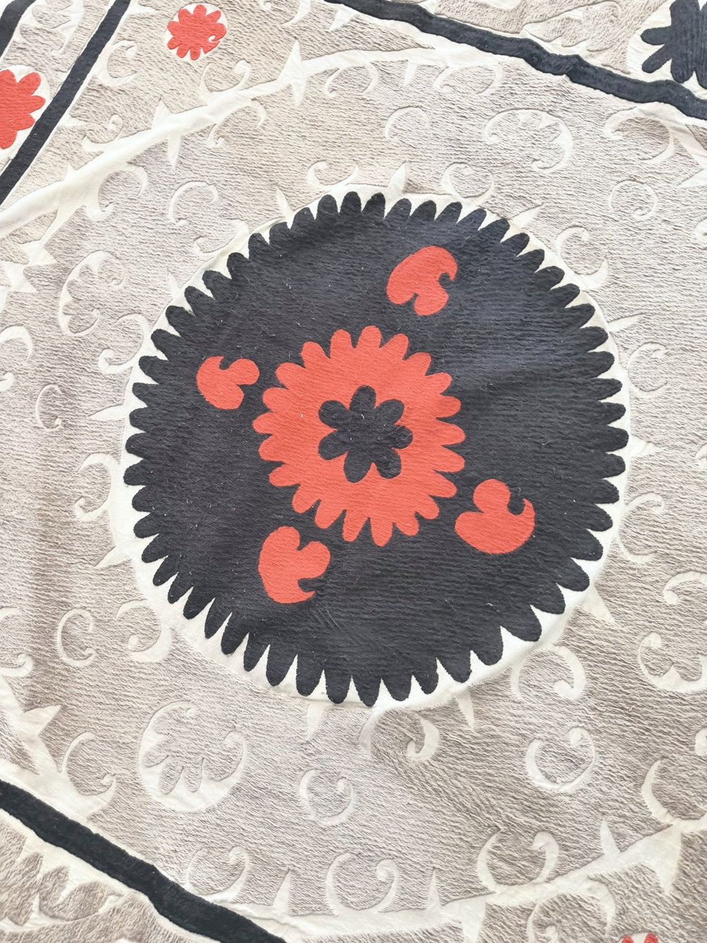 El İşlemesi Suzani Duvar Örtüsü 132 x 142 cm