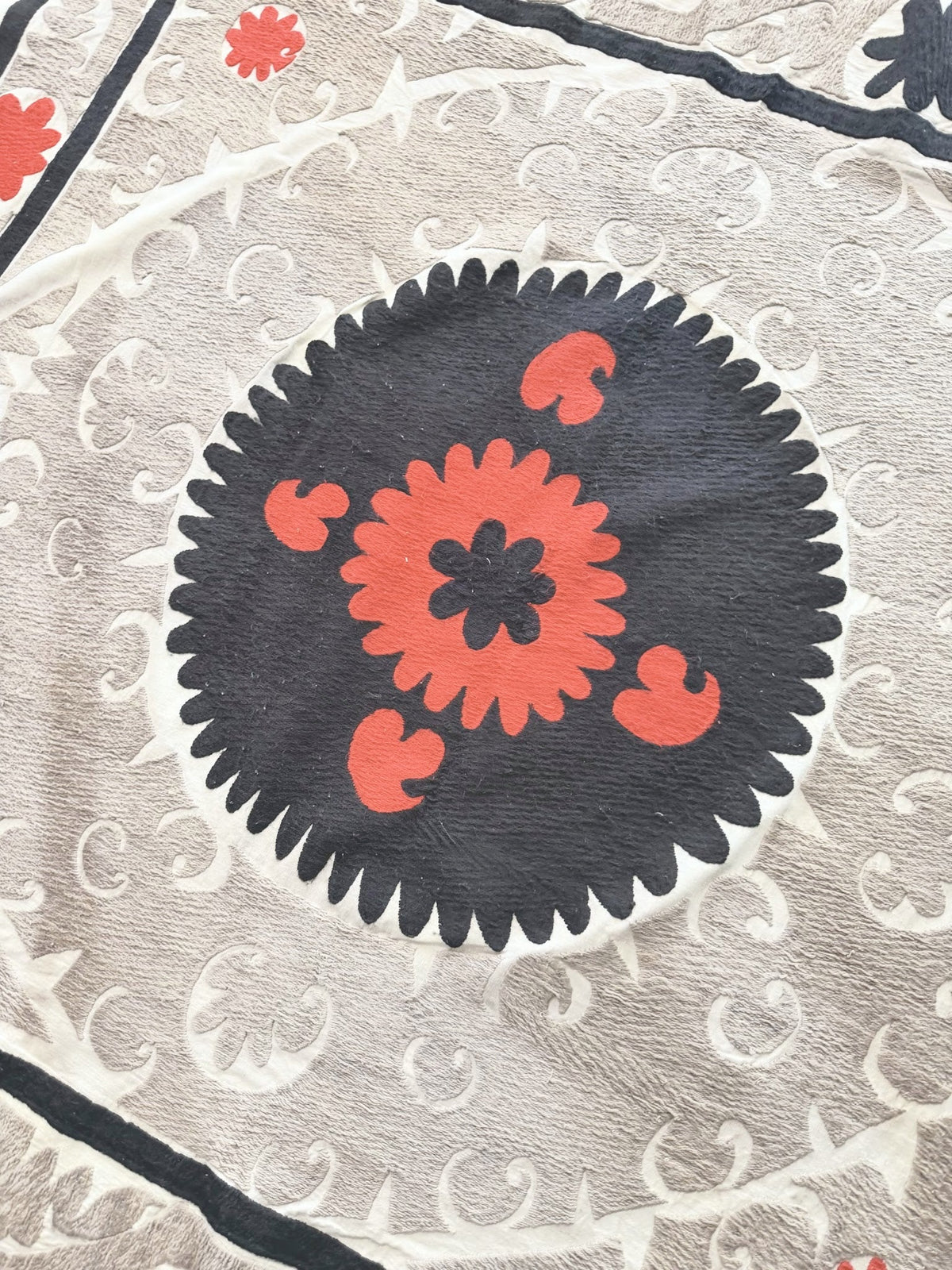 El İşlemesi Suzani Duvar Örtüsü 132 x 142 cm