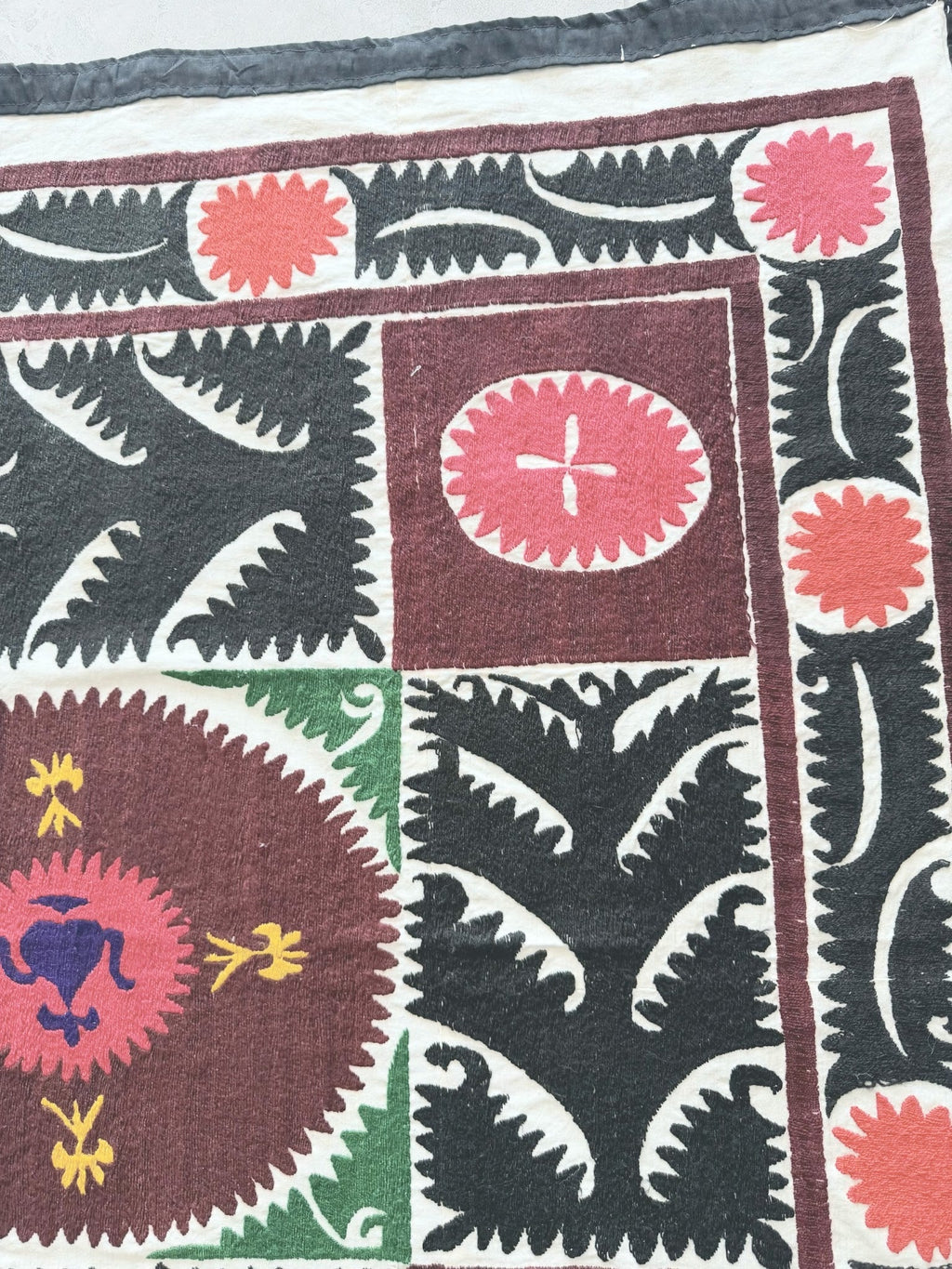 El İşlemesi Suzani Duvar Örtüsü 116 x 116 cm