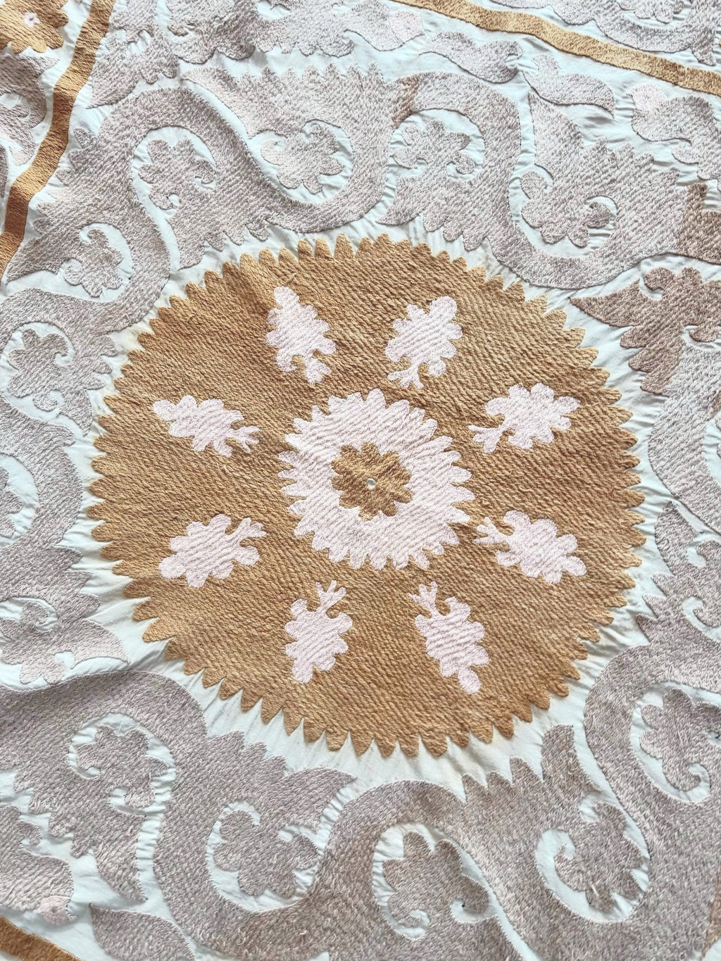 El İşlemesi Suzani Duvar Örtüsü 138 x 142 cm