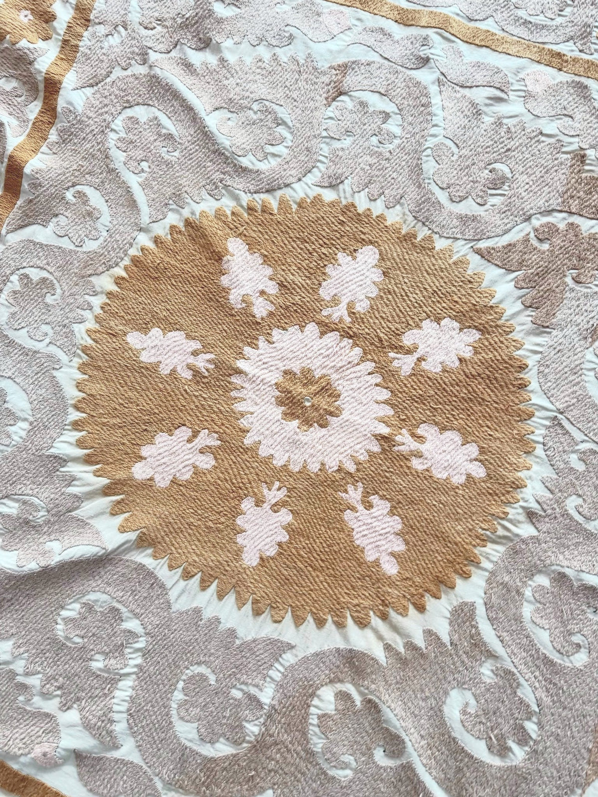 El İşlemesi Suzani Duvar Örtüsü 138 x 142 cm