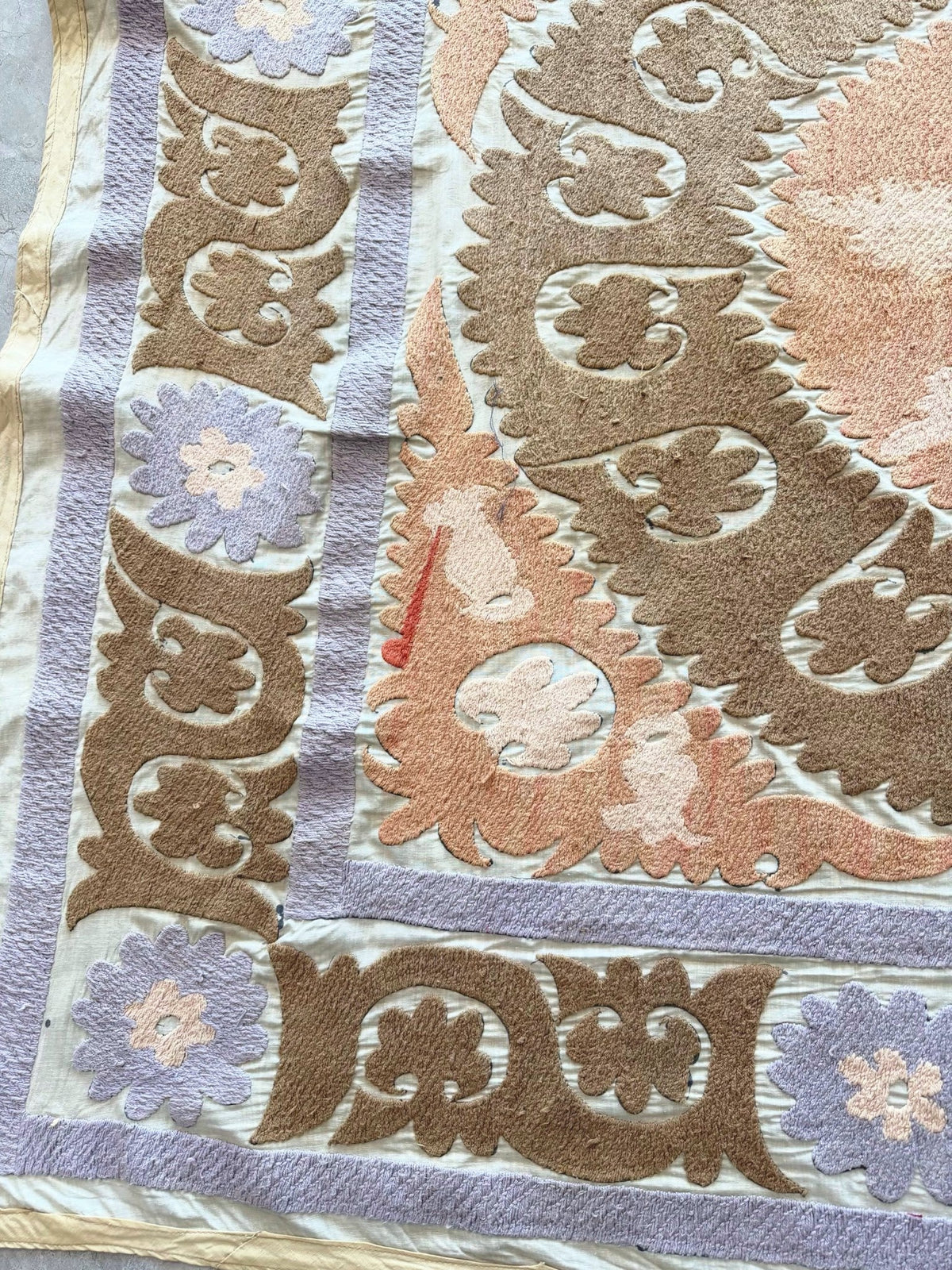 El İşlemesi Suzani Duvar Örtüsü 135 x 152 cm