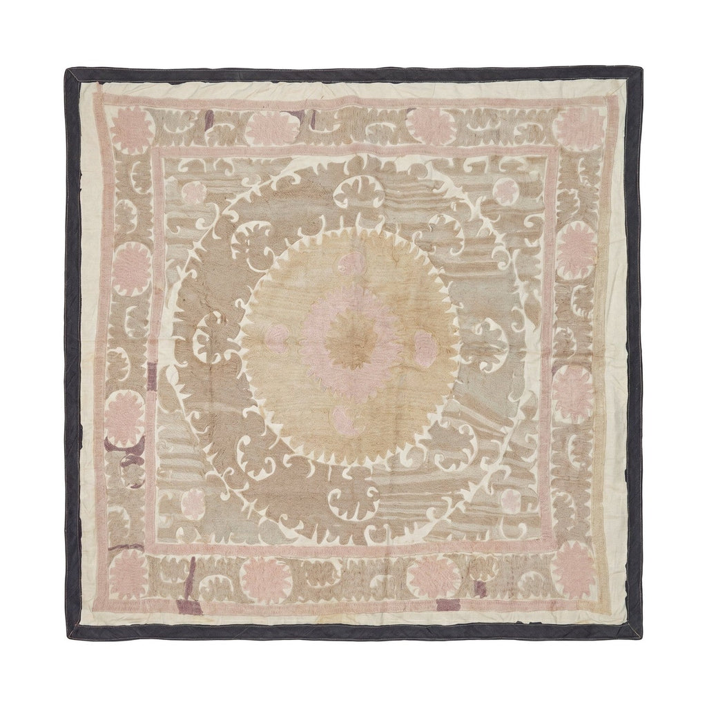 El İşlemesi Suzani Duvar Örtüsü 135 x 138 cm