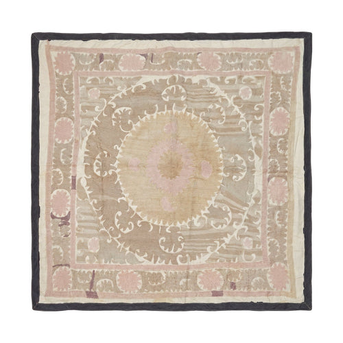 El İşlemesi Suzani Duvar Örtüsü 135 x 138 cm