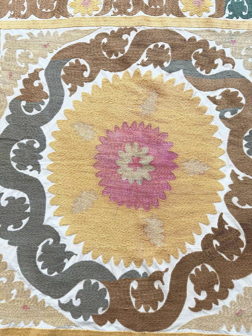 El İşlemesi Suzani Duvar Örtüsü 128 x 131 cm