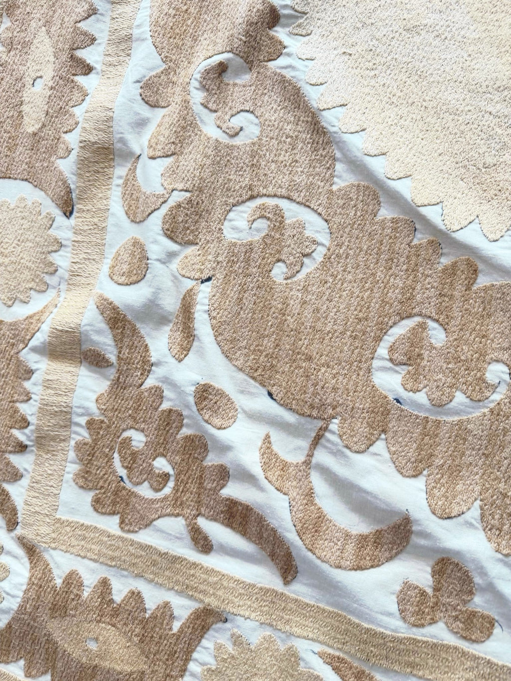 El İşlemesi Suzani Duvar Örtüsü 122 x 135 cm