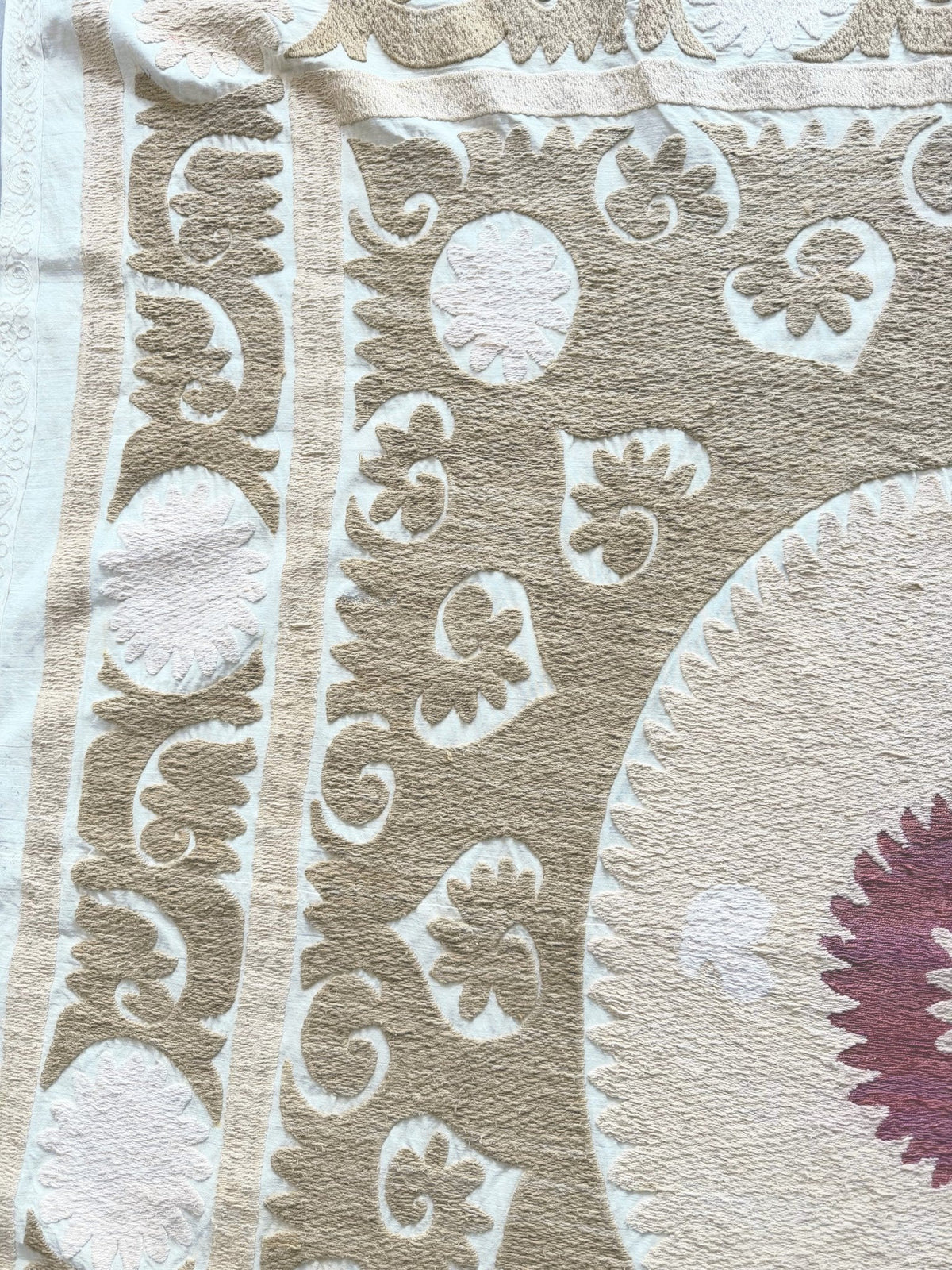 El İşlemesi Suzani Duvar Örtüsü 145 x 154 cm