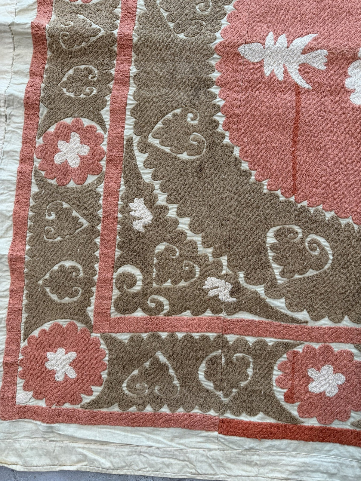 El İşlemesi Suzani Duvar Örtüsü 133 x 134 cm