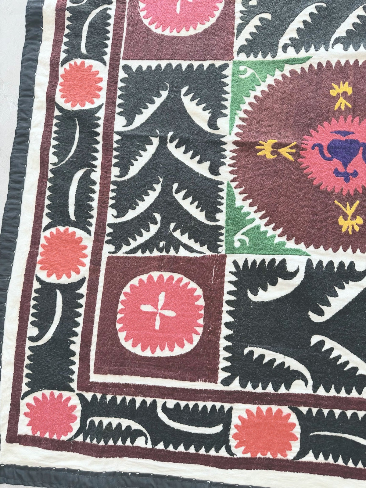 El İşlemesi Suzani Duvar Örtüsü 116 x 116 cm