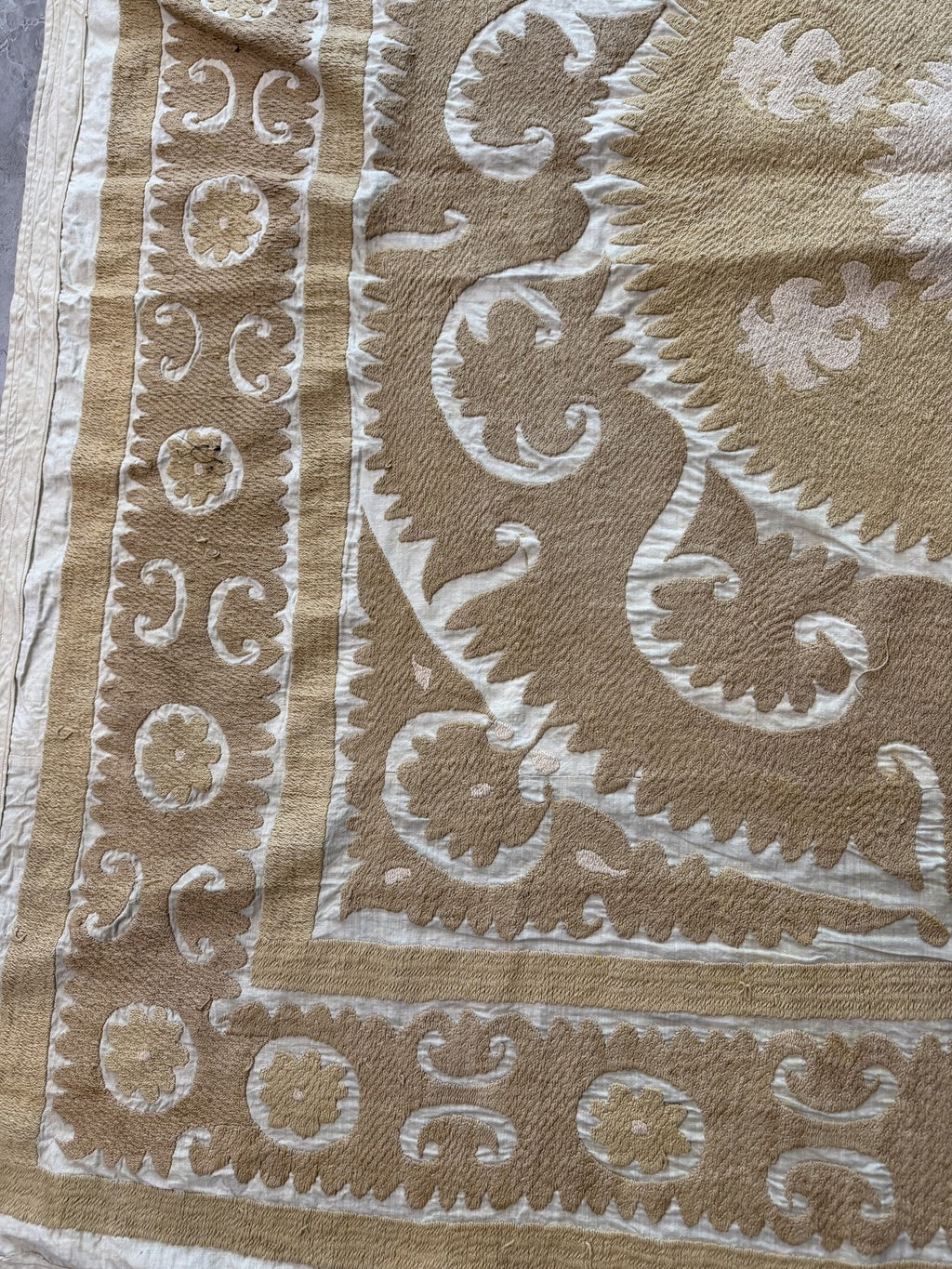 El İşlemesi Suzani Duvar Örtüsü 145 x 156 cm