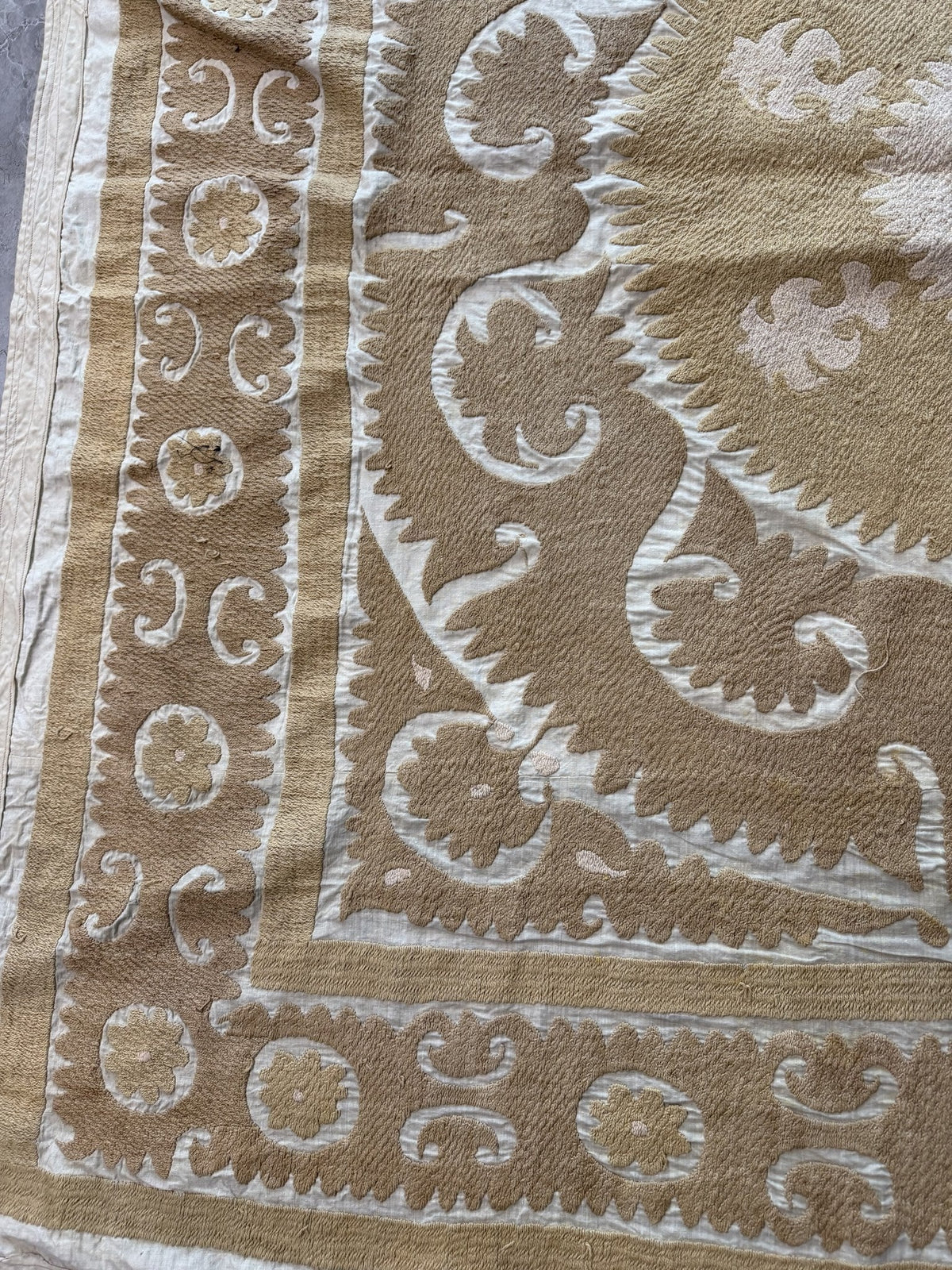 El İşlemesi Suzani Duvar Örtüsü 145 x 156 cm