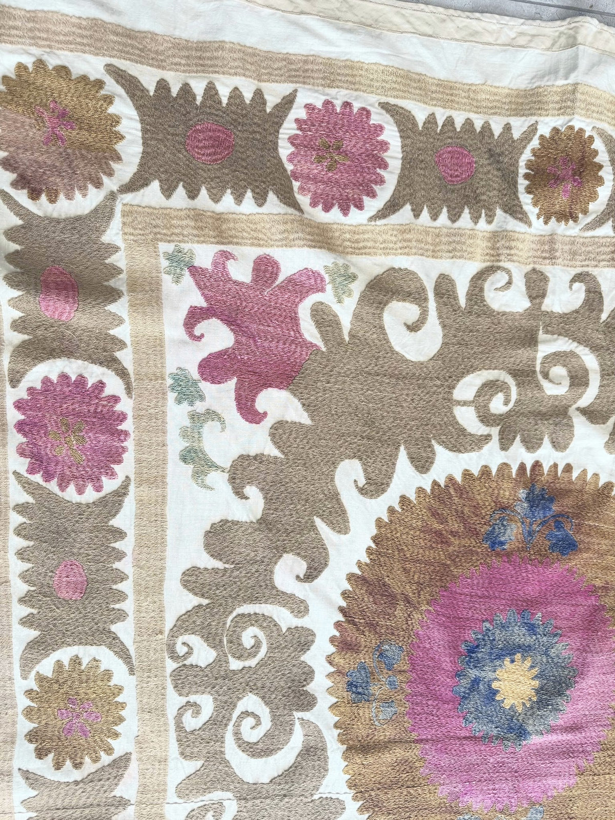 El İşlemesi Suzani Duvar Örtüsü 121 x 133 cm