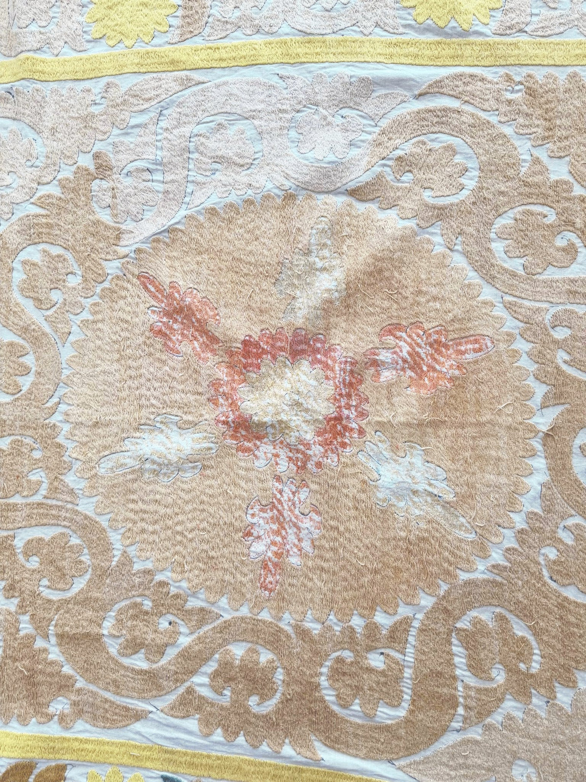 El İşlemesi Suzani Duvar Örtüsü 128 x 142 cm