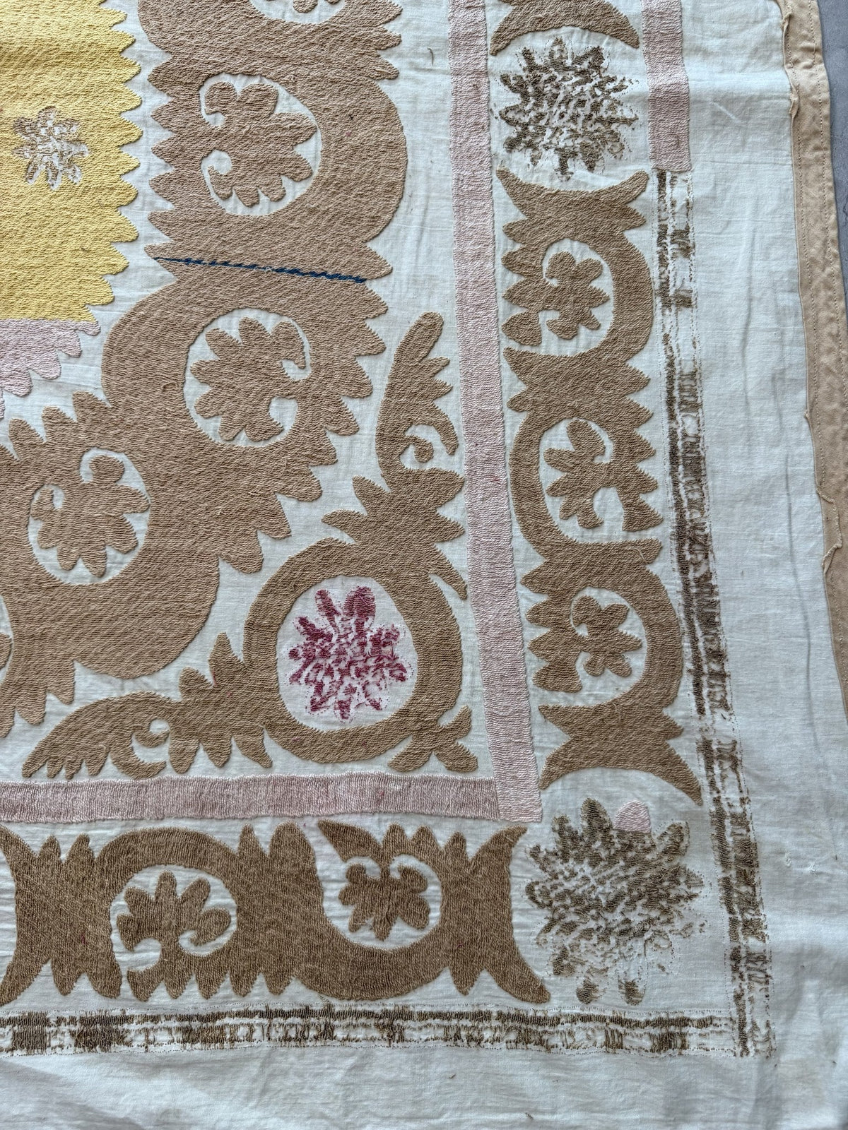 El İşlemesi Suzani Duvar Örtüsü 123 x 125 cm