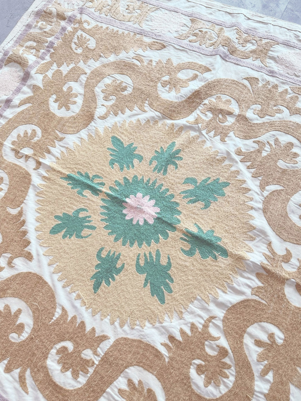 El İşlemesi Suzani Duvar Örtüsü 128 x 135 cm