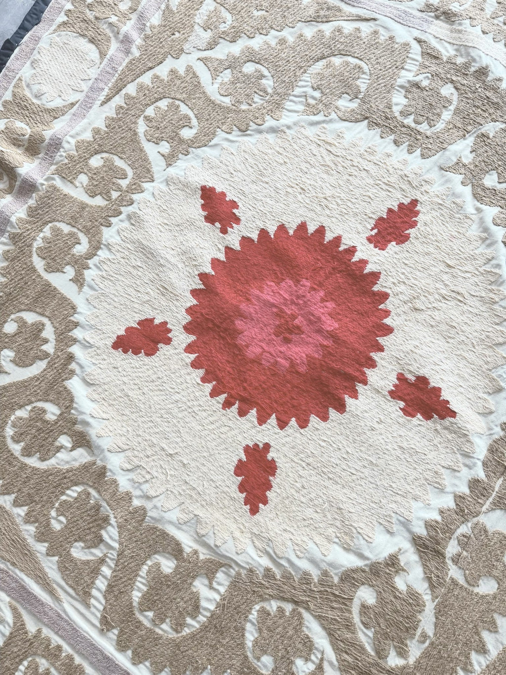 El İşlemesi Suzani Duvar Örtüsü 125 x 130 cm