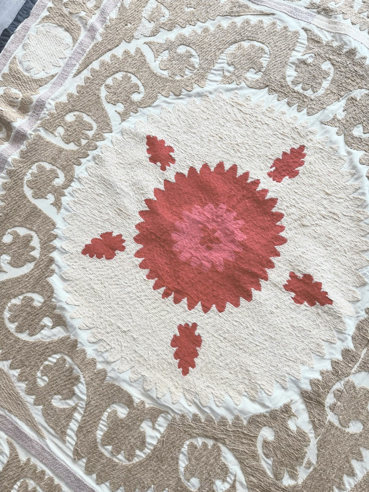 El İşlemesi Suzani Duvar Örtüsü 125 x 130 cm