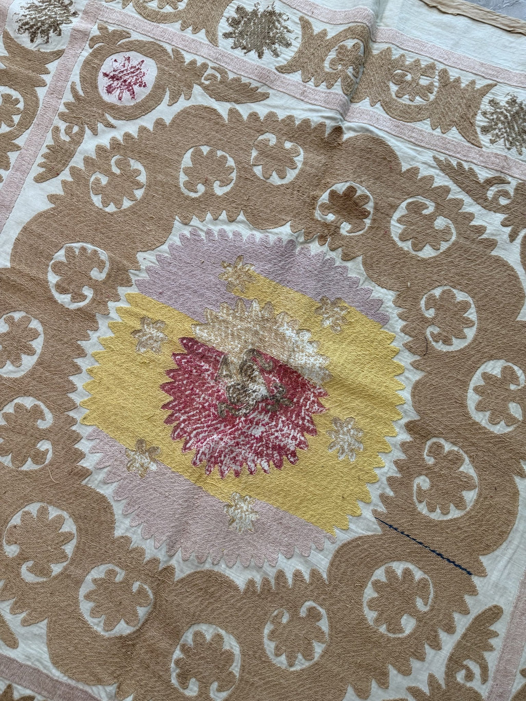 El İşlemesi Suzani Duvar Örtüsü 123 x 125 cm