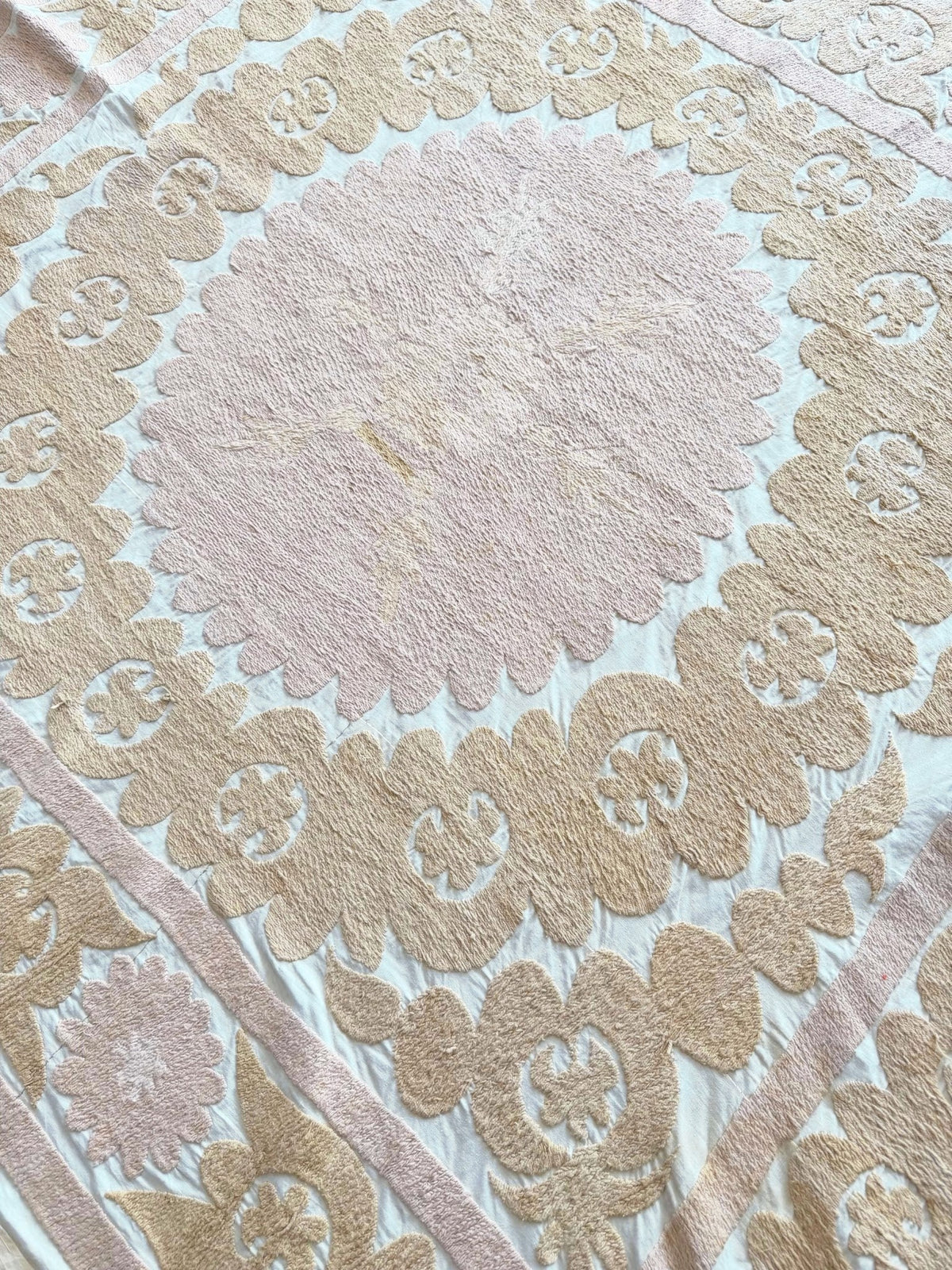 El İşlemesi Suzani Duvar Örtüsü 132 x 162 cm