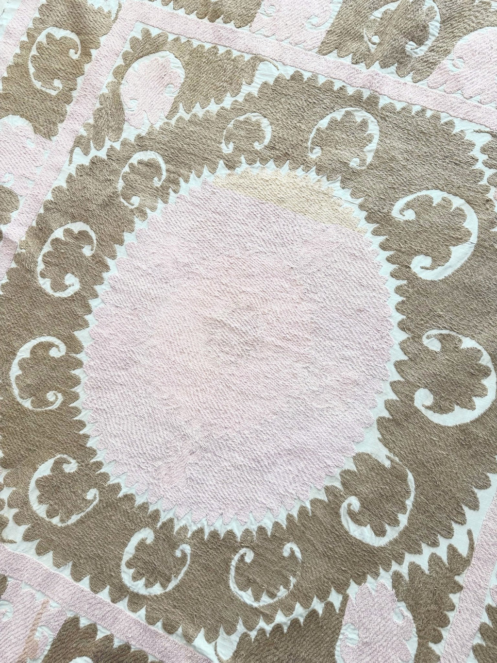 El İşlemesi Suzani Duvar Örtüsü 138 x 143 cm