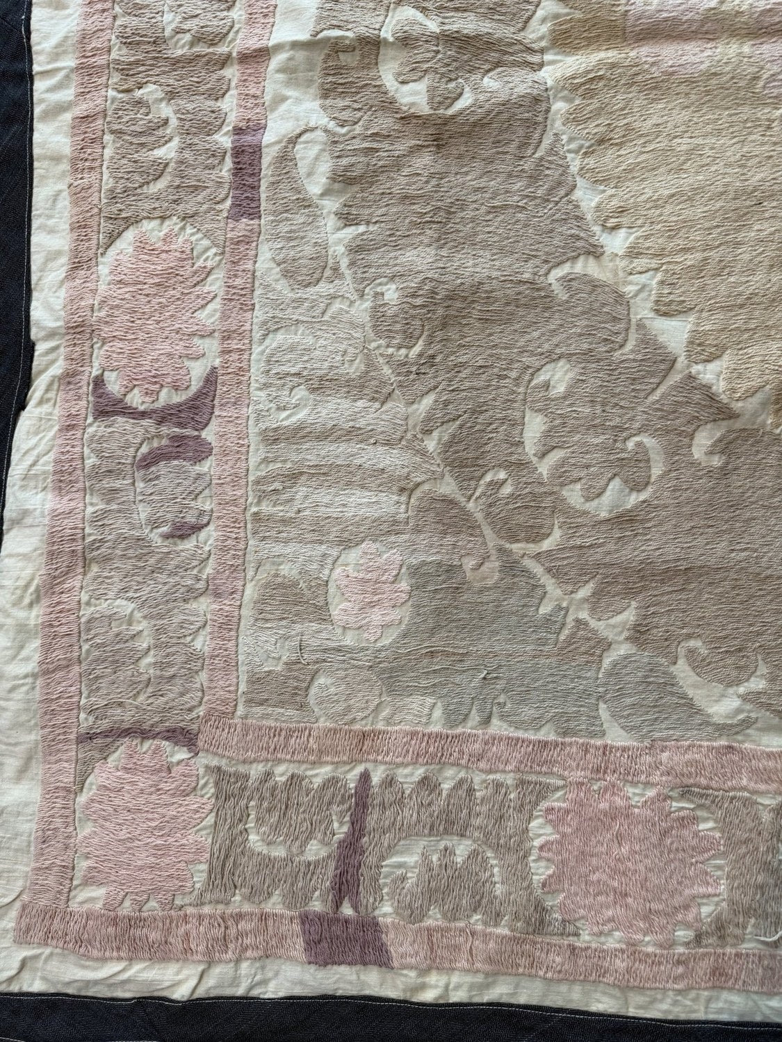 El İşlemesi Suzani Duvar Örtüsü 135 x 138 cm