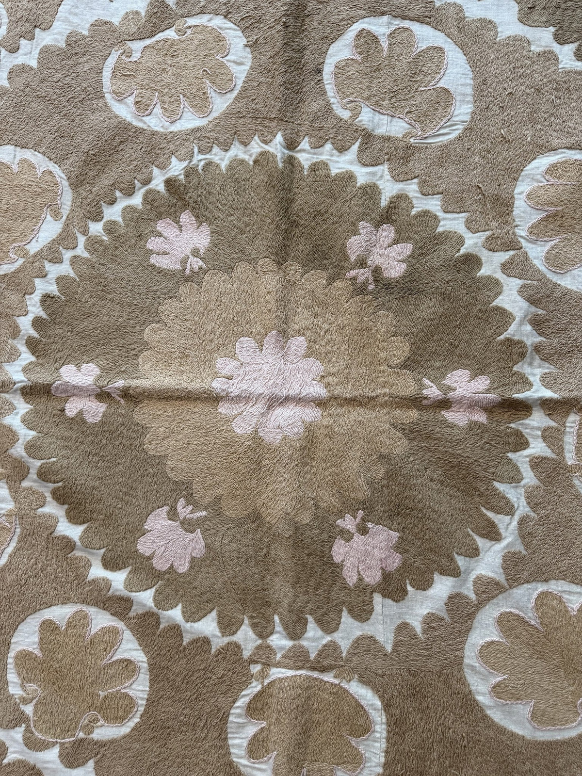 El İşlemesi Suzani Duvar Örtüsü 132 x 138 cm