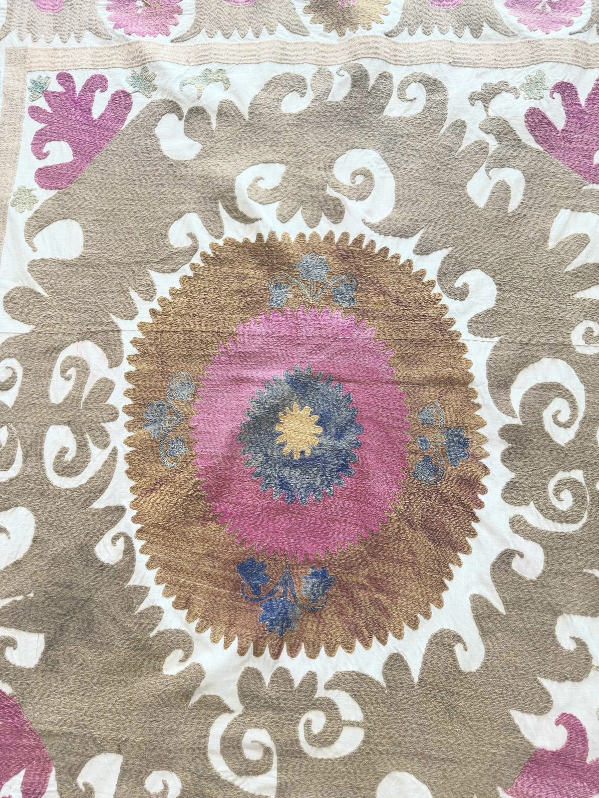 El İşlemesi Suzani Duvar Örtüsü 121 x 133 cm