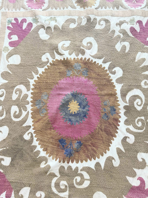 El İşlemesi Suzani Duvar Örtüsü 121 x 133 cm