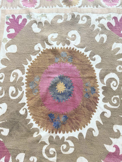 El İşlemesi Suzani Duvar Örtüsü 121 x 133 cm