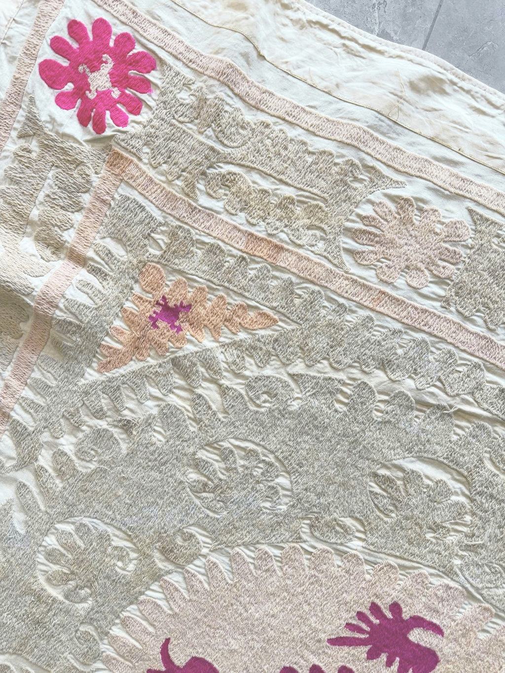 El İşlemesi Suzani Duvar Örtüsü 150 x 156 cm