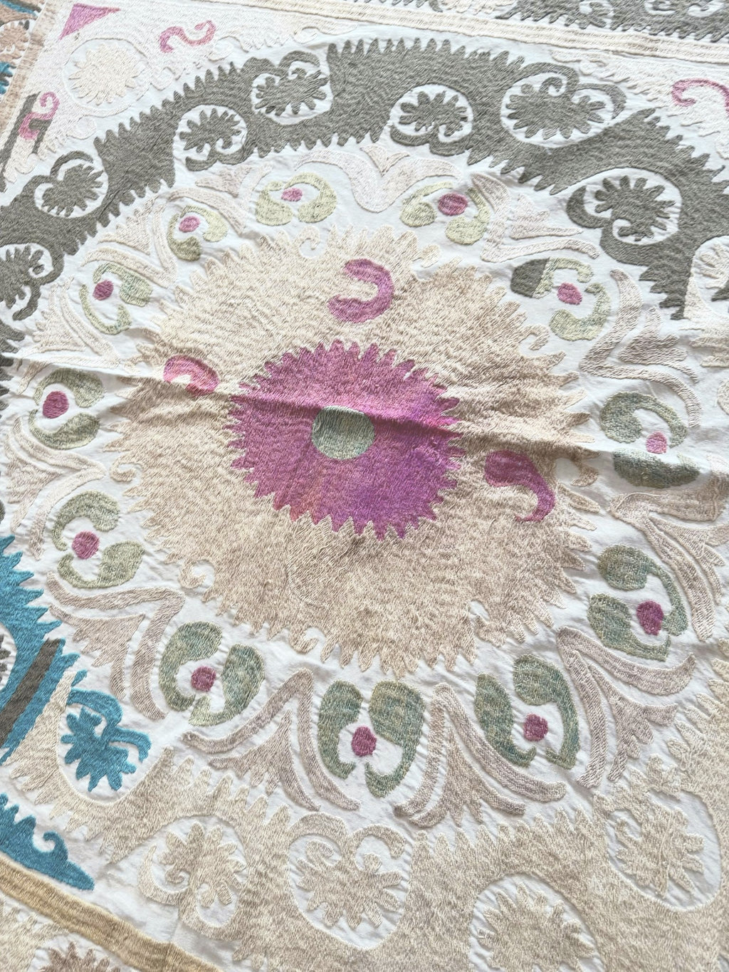 El İşlemesi Suzani Duvar Örtüsü 134 x 142 cm