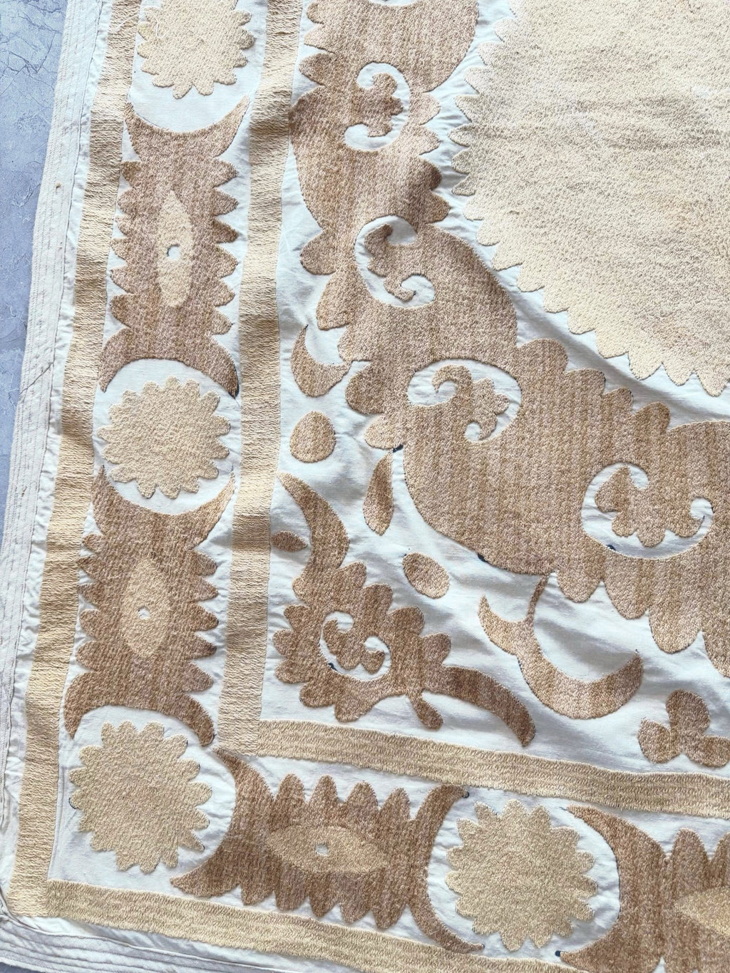 El İşlemesi Suzani Duvar Örtüsü 122 x 135 cm
