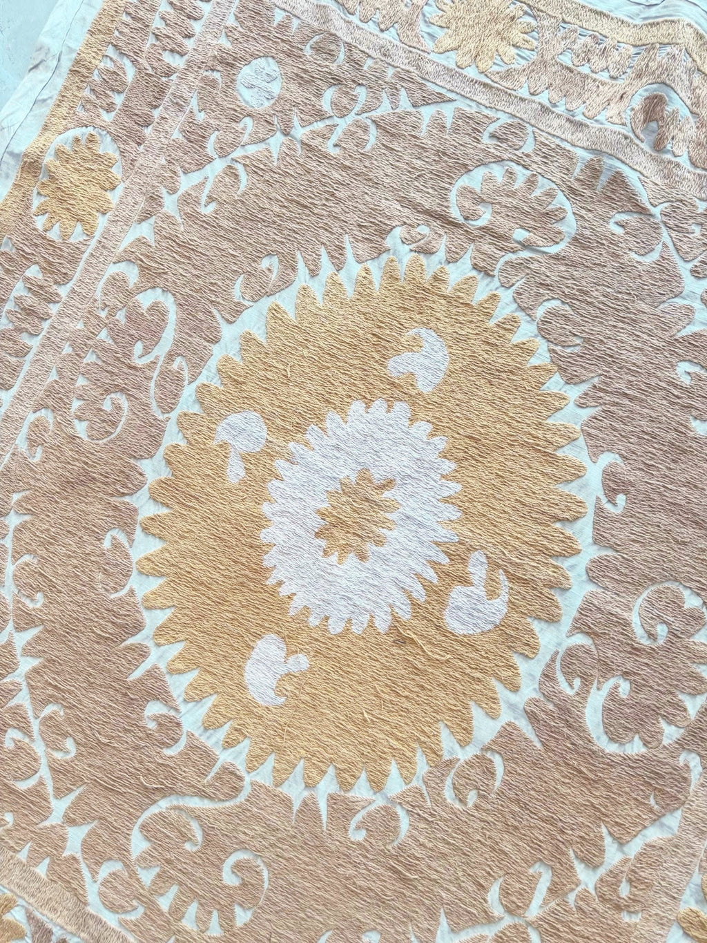 El İşlemesi Suzani Duvar Örtüsü 139 x 144 cm