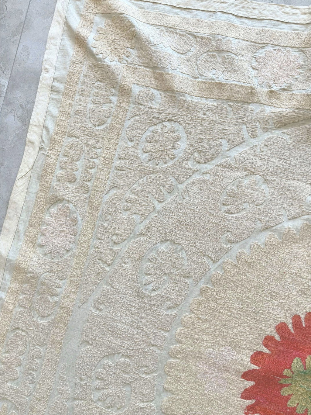El İşlemesi Suzani Duvar Örtüsü 140 x 140 cm