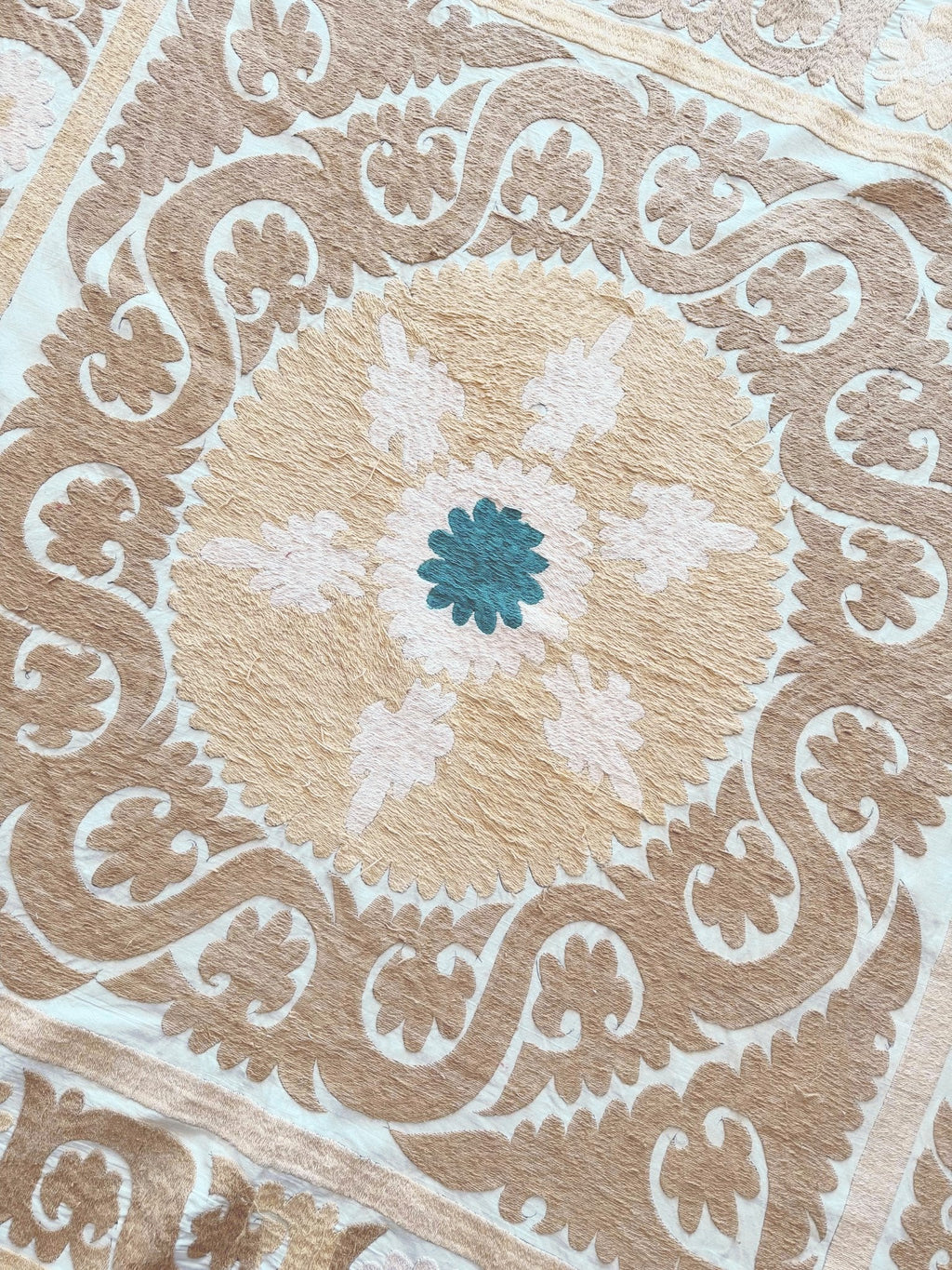 El İşlemesi Suzani Duvar Örtüsü 127 x 135 cm