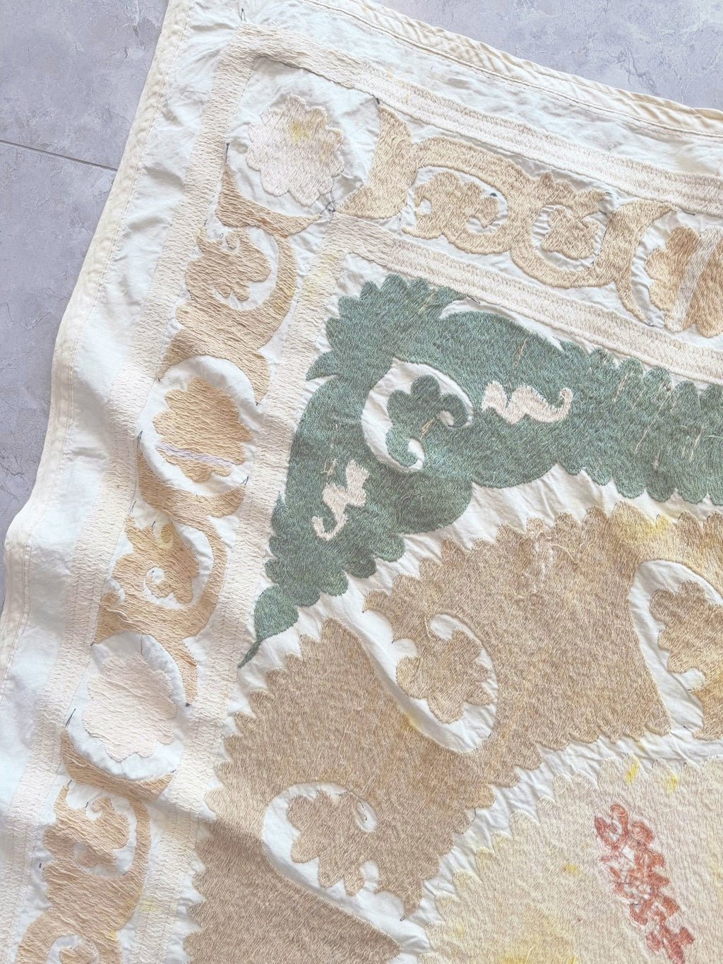 El İşlemesi Suzani Duvar Örtüsü 152 x 154 cm