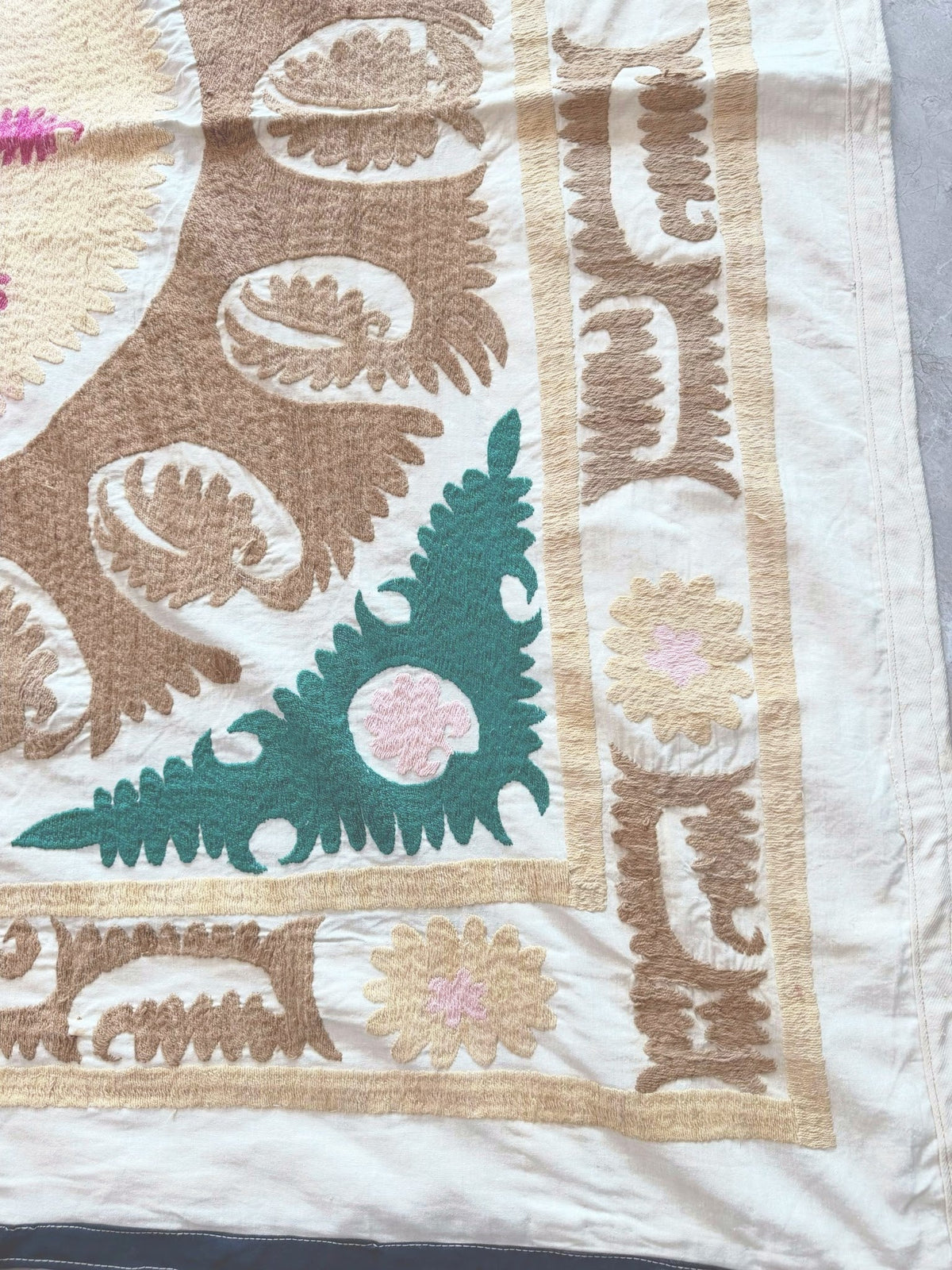 El İşlemesi Suzani Duvar Örtüsü 142 x 146 cm