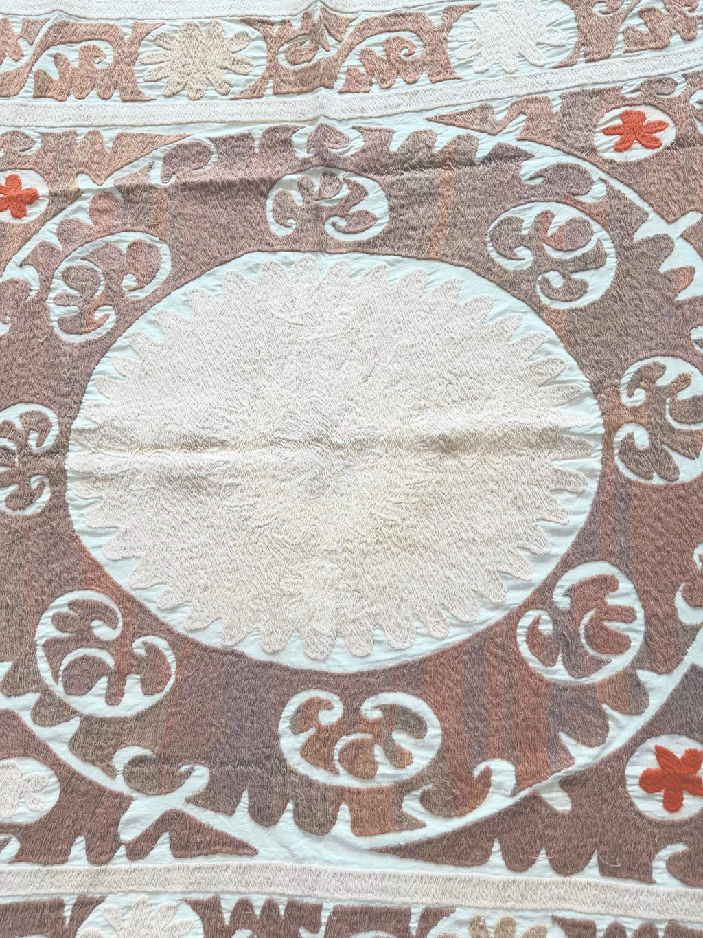 El İşlemesi Suzani Duvar Örtüsü 133 x 140 cm