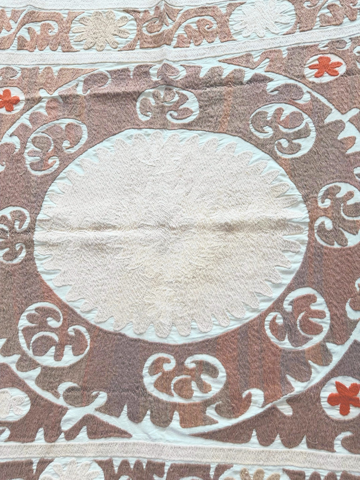 El İşlemesi Suzani Duvar Örtüsü 133 x 140 cm