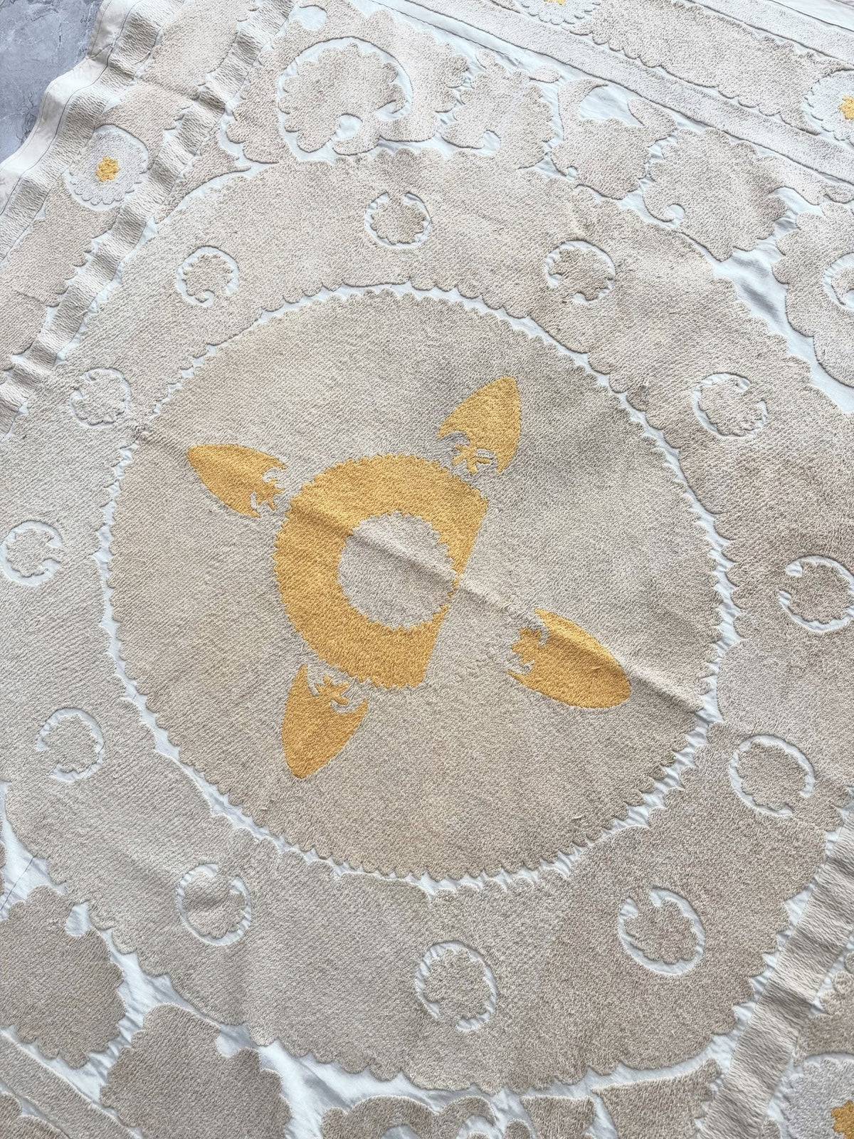 El İşlemesi Suzani Duvar Örtüsü 123 x 147 cm