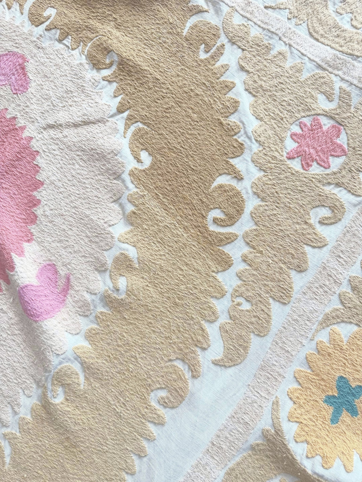 El İşlemesi Suzani Duvar Örtüsü 120 x 138 cm