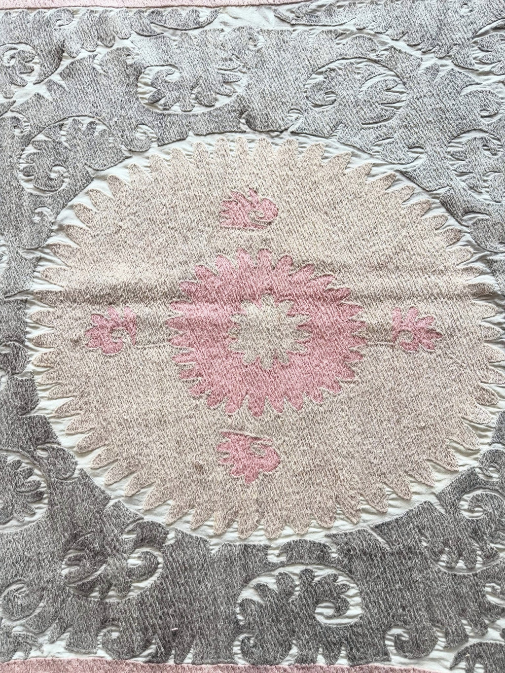El İşlemesi Suzani Duvar Örtüsü 132 x 143 cm