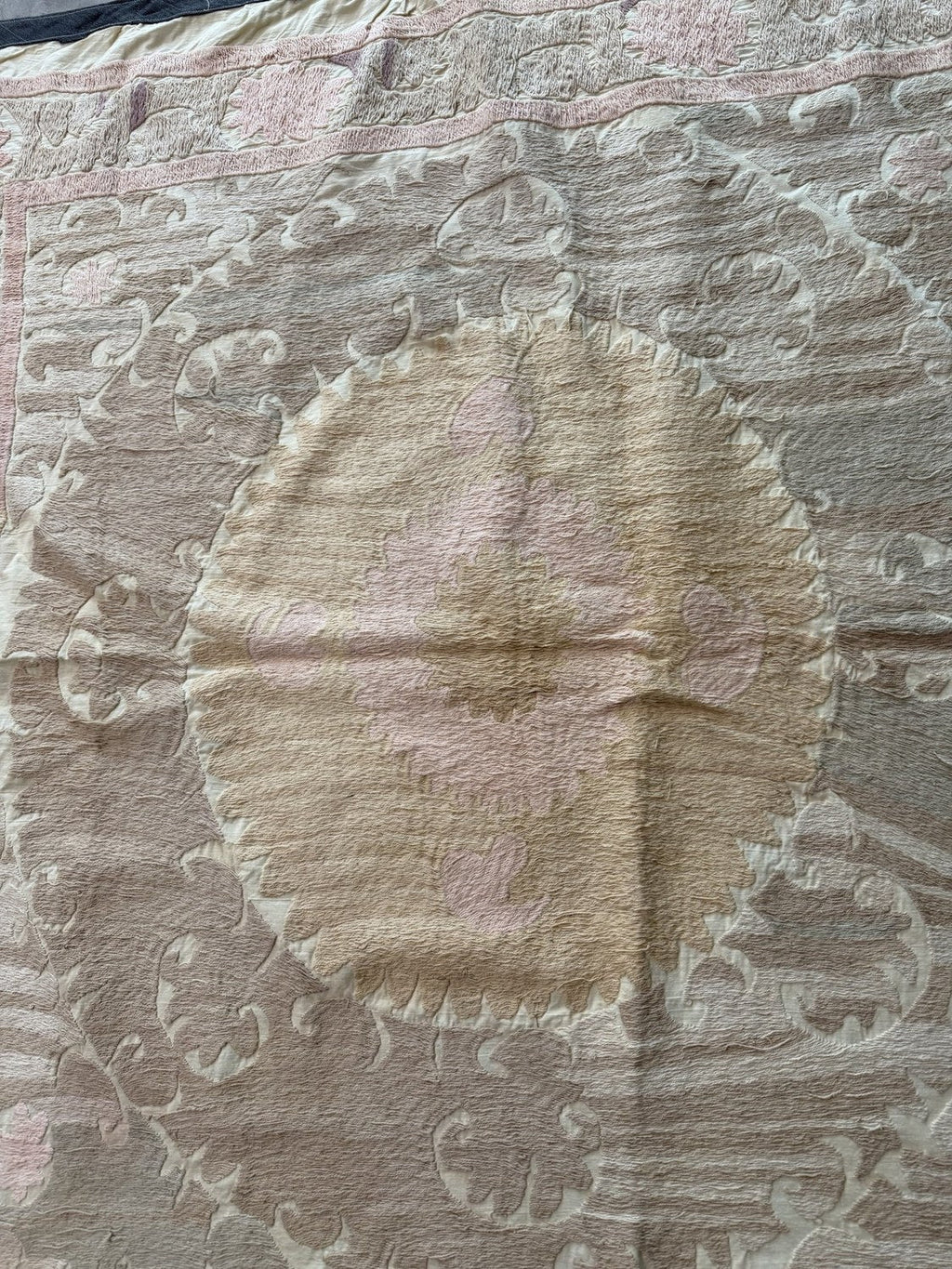El İşlemesi Suzani Duvar Örtüsü 135 x 138 cm