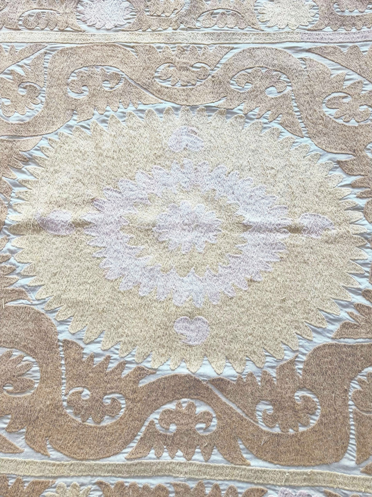 El İşlemesi Suzani Duvar Örtüsü 140 x 156 cm