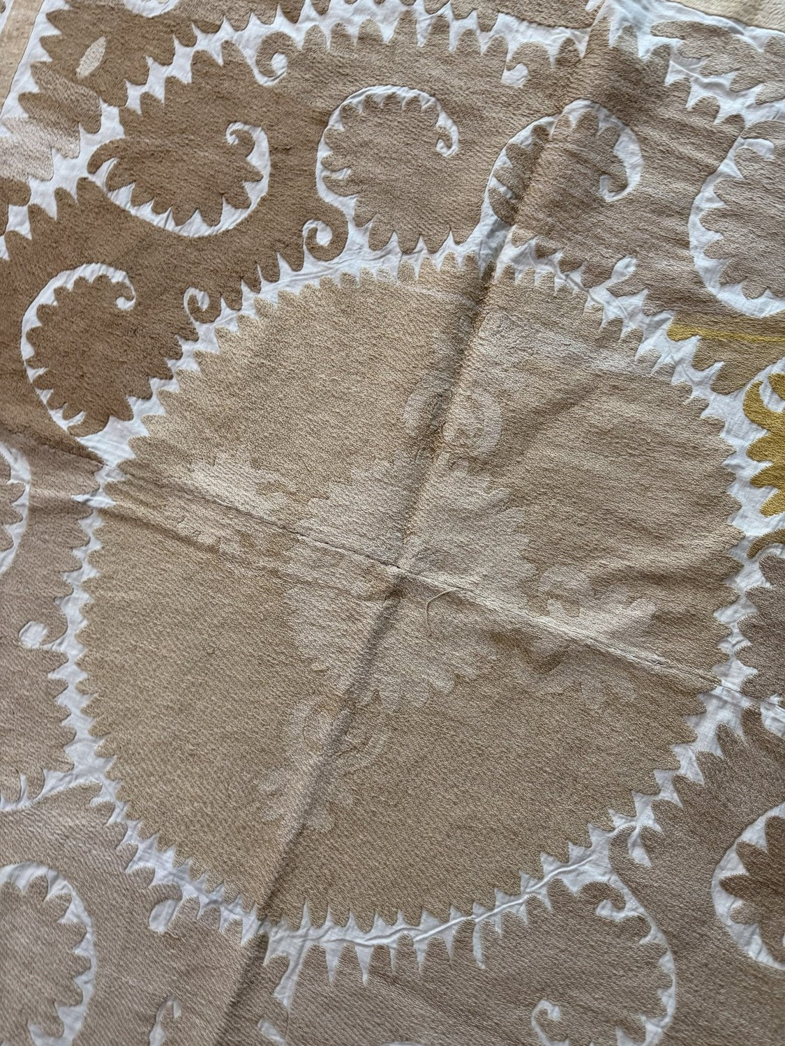 El İşlemesi Suzani Duvar Örtüsü 137 x 147 cm