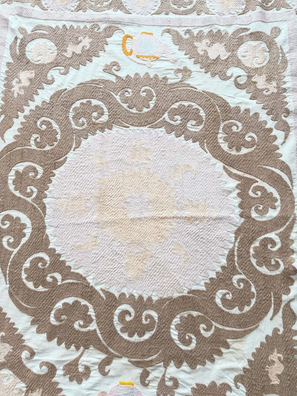 El İşlemesi Suzani Duvar Örtüsü 134 x 167 cm