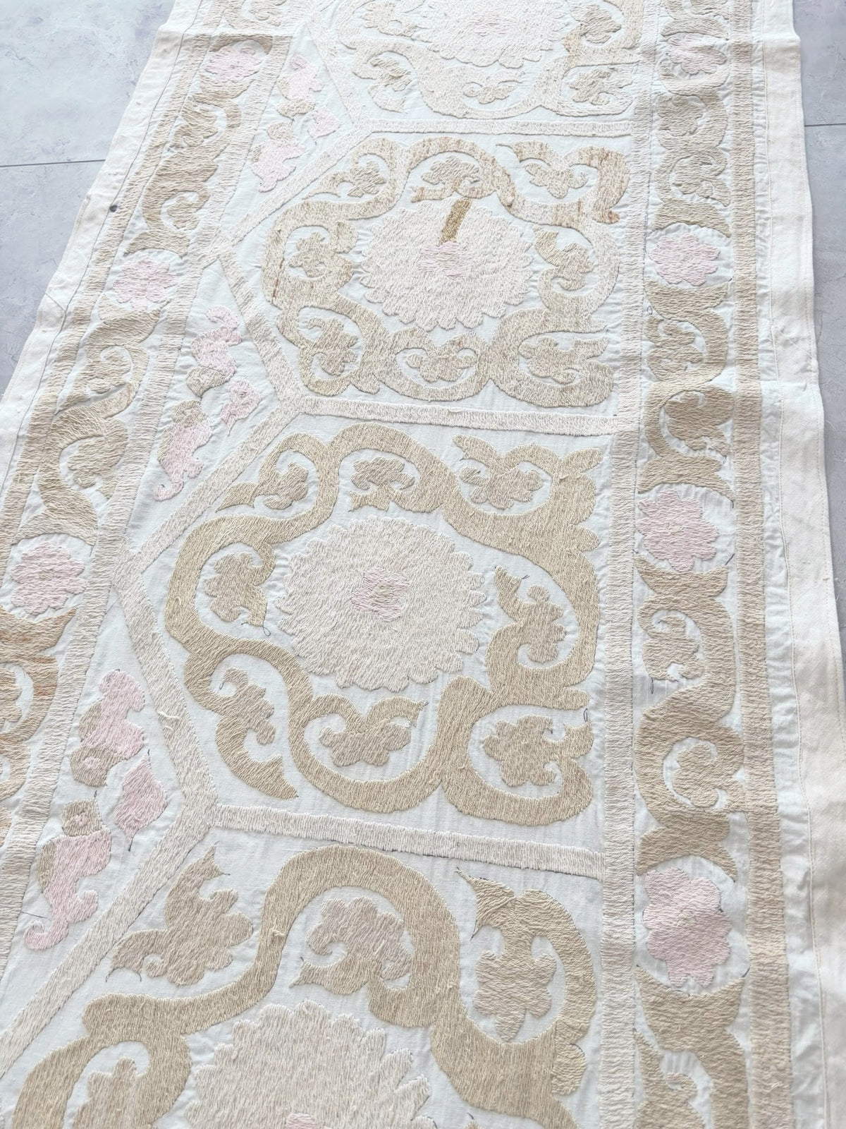 El İşlemesi Suzani Duvar Örtüsü 77 x 360 cm